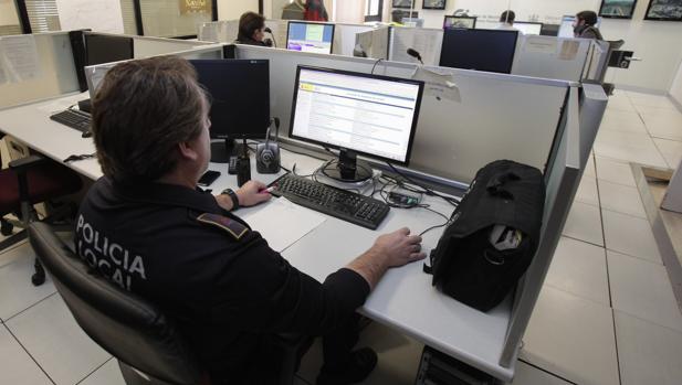 Policía en la sala de movilidad del cuerpo local