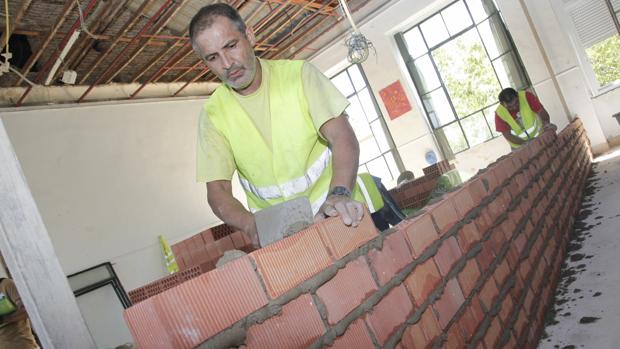 Operarios haciendo obras en un colegio en Córdoba