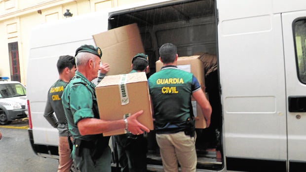 La Guardia Civil durante el registro del Ayuntamiento de Peñarroya, en 2013