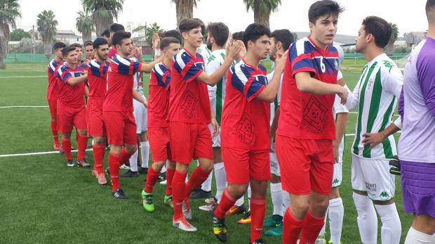 Jugadores de Goyu Riu y Córdoba CF se saludan antes del partido juvenil