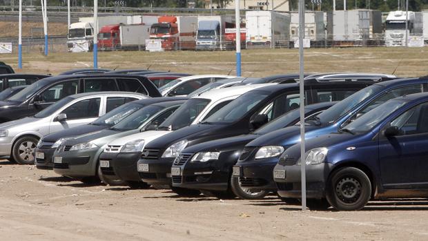 Vehículos aparcados en una zona habilitada como parking