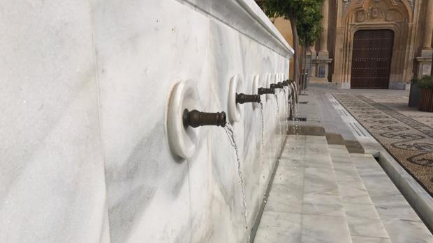 La fuente de San Agustín con agua en sus chorros