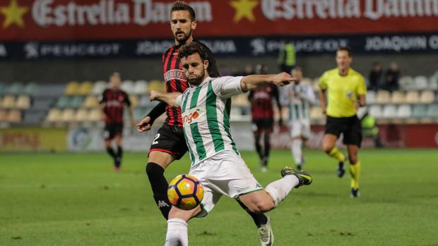 Una disputa del balón en el Reus-Córdoba CF de esta noche