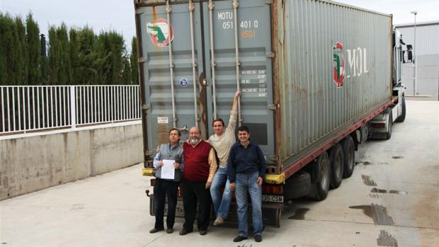 Representantes de la fundación con el contenedor cargado
