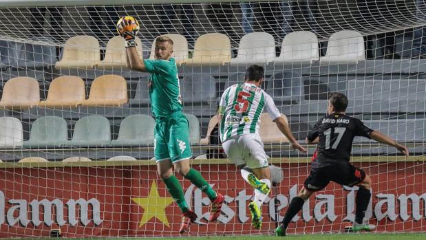 El portero del Córdoba CF Pawel Kieszek detiene un balón el domingo en Reus