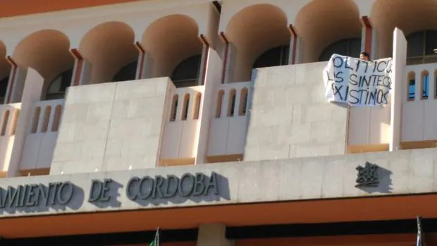 Lagarder sostiene una pancarta en el balcón del Ayuntamiento