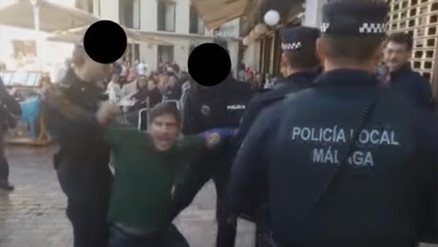 La Policía Local de Málaga detiene a un activista por boicotear el acto del Día de la Constitución