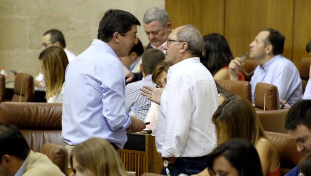 Marín y Cornejo conversan durante un pleno parlamentario