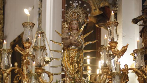 Virgen de Linares en su paso procesional