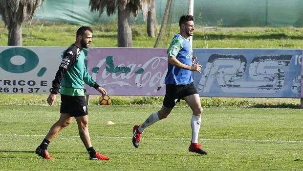 Edu Ramos y Luso trotan en el entrenamiento del Córdoba CF del miércoles