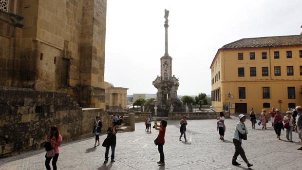 Triunfo de San Rafael, junto a la Mezquita-Catedral y la sede del Obispado