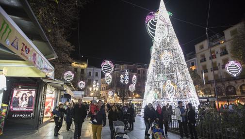 Abeto navideño de 20 metros de altura en la Plaza Bib Rambla