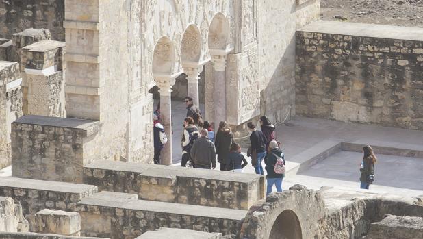 Un grupo de turistas visita Medina Azahara