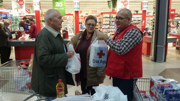 Un matrimonio dona tres meses seguidos un palé de leche a Cruz Roja