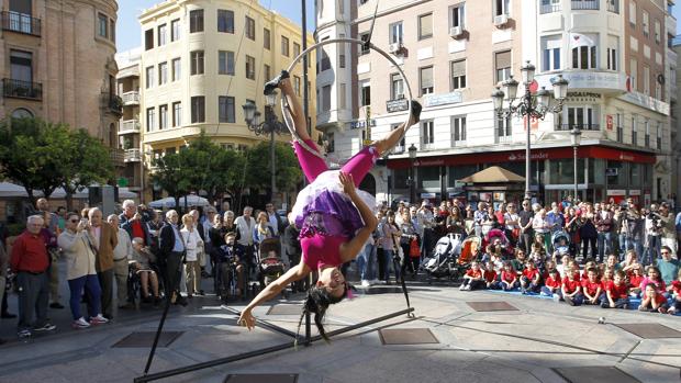 Actos acrobáticos en la plaza de las Tendillas