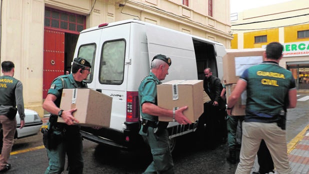 Agentes de la Guardia Civil en el transcurso de la «operación Rocket»