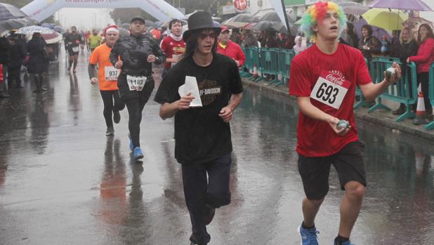 Dos corredores en la última edición de la San Silvestre en Córdoba