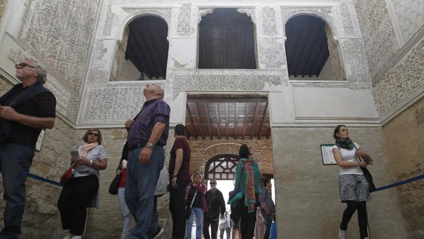 Turistas en el interior de la Sinagoga de Córdoba