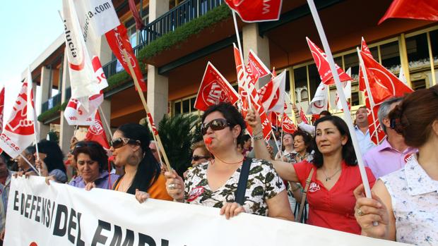 Protesta de las trabajadores de ayuda a domicilio ante el Ayuntamiento