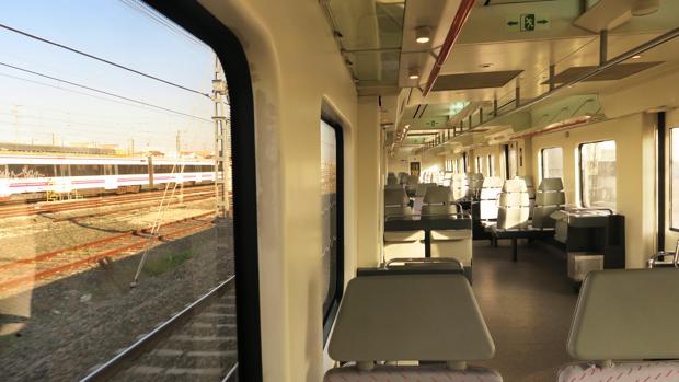 Uno de los trenes de cercanías que circula en el anillo de Sevilla