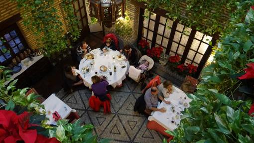 Clientes del restaurante Almudaina disfrutando de su comida