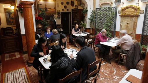 Comensales disfrutando de los platos de Taberna Salinas