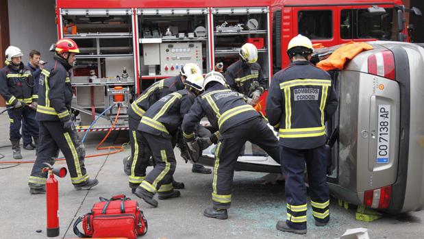 Bomberos del cuerpo municipal durante un simulacro