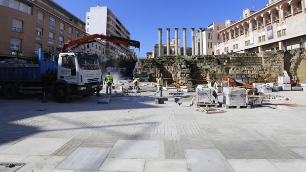 Obras en la calle Capitulares, en el Centro de Córdoba