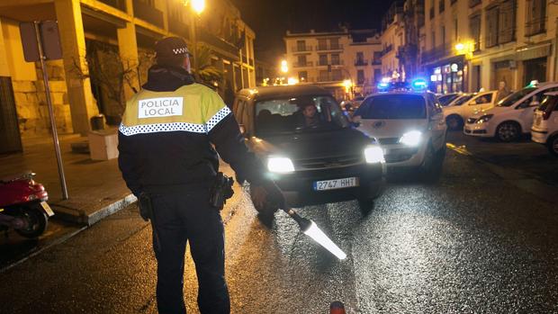 La Policía Local dirige el tráfico en una imagen de archivo