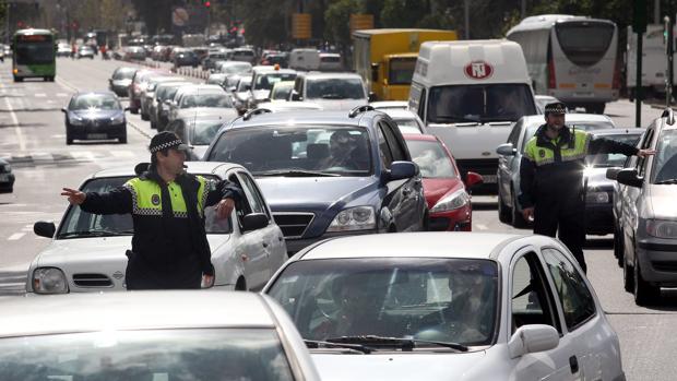 La Policía Local dirige el tráfico en una carretera de la capital