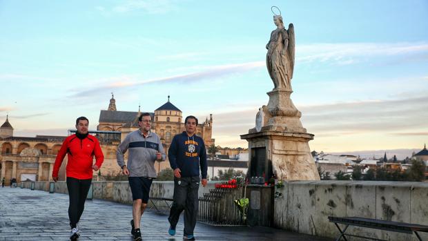 Nueve kilómetros de caminata con Rajoy por la Ribera de Córdoba
