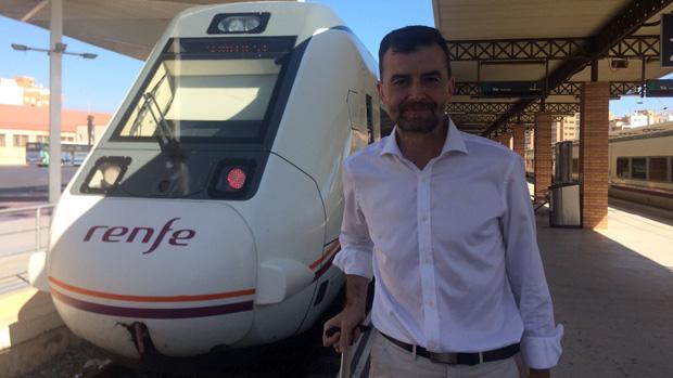 Maíllo junto a una locomotora de Renfe