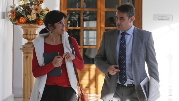 La secretaria general de Podemos Andalucía, Teresa Rodríguez, junto a Juan Ignacio Moreno Yagüe