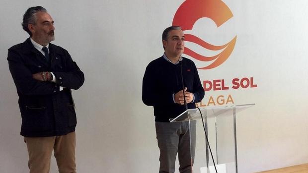 Luis Callejón, de la patronal hotelera, y Elías Bendodo, en rueda de prensa