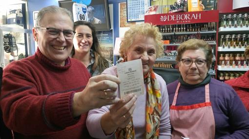 En Adamuz los vecinos celebran que han ganado 6.000 euros de un décimo preimiado