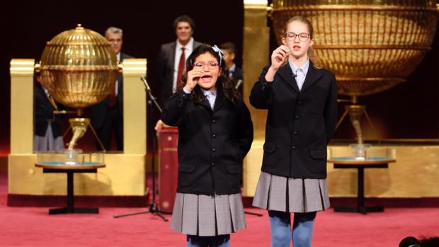 Niños de San Ildefonso cantando los premios