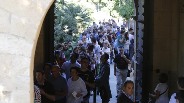 Colas de turistas en el Alcázar