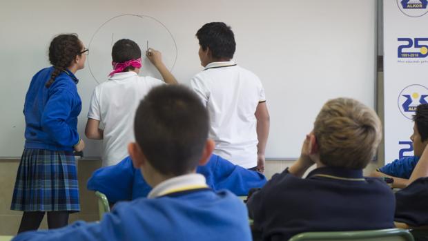 Alumnos de un colegio realizando una actividad