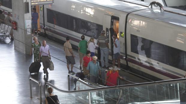 Viajeros suben a un tren en la estación de Córdoba