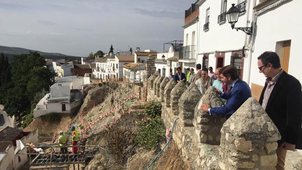 El alcalde de Cabra, Fernando Priego, visita una obra en la muralla