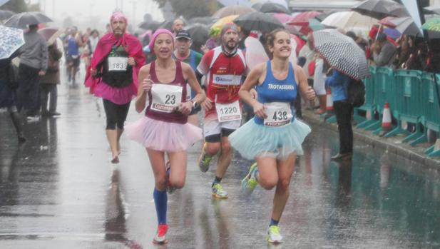 Varios corredores y corredoras, durante la San Silvestre del año pasado bajo la lluvia