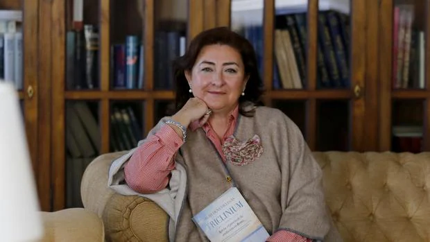 La escritora y gastrónoma Almudena Villegas con la novela premiada