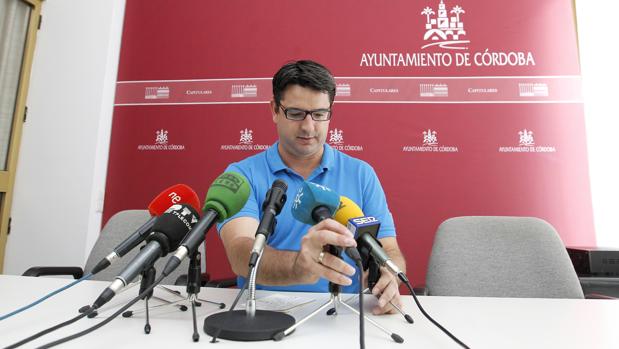 El edil de Turismo, Pedro García (IU), coloca los micrófonos antes de una comparecencia