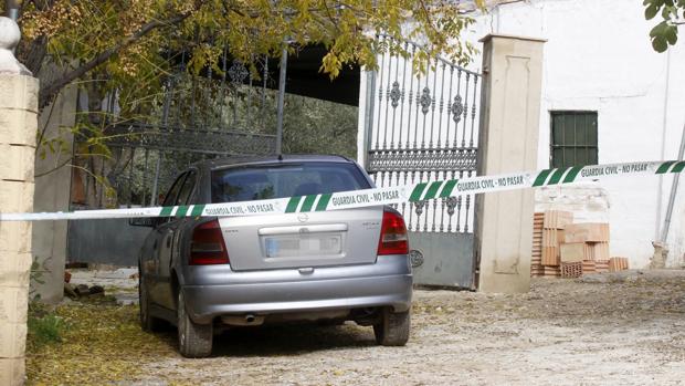 Un coche aparcado frente a la casa de Montilla donde apareció una mujer asesinada