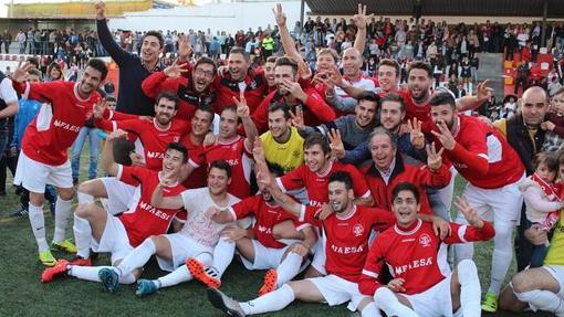 Los jugadores celebran el ascenso sobre el verde