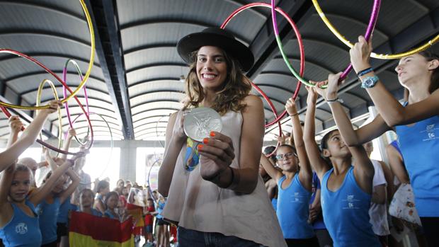 Lourdes Mohedano con su medalla de plata en la estación de Córdoba