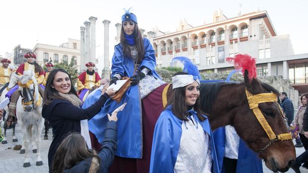 Carmen González entrega la carta de la alcaldesa a la Cartera Real