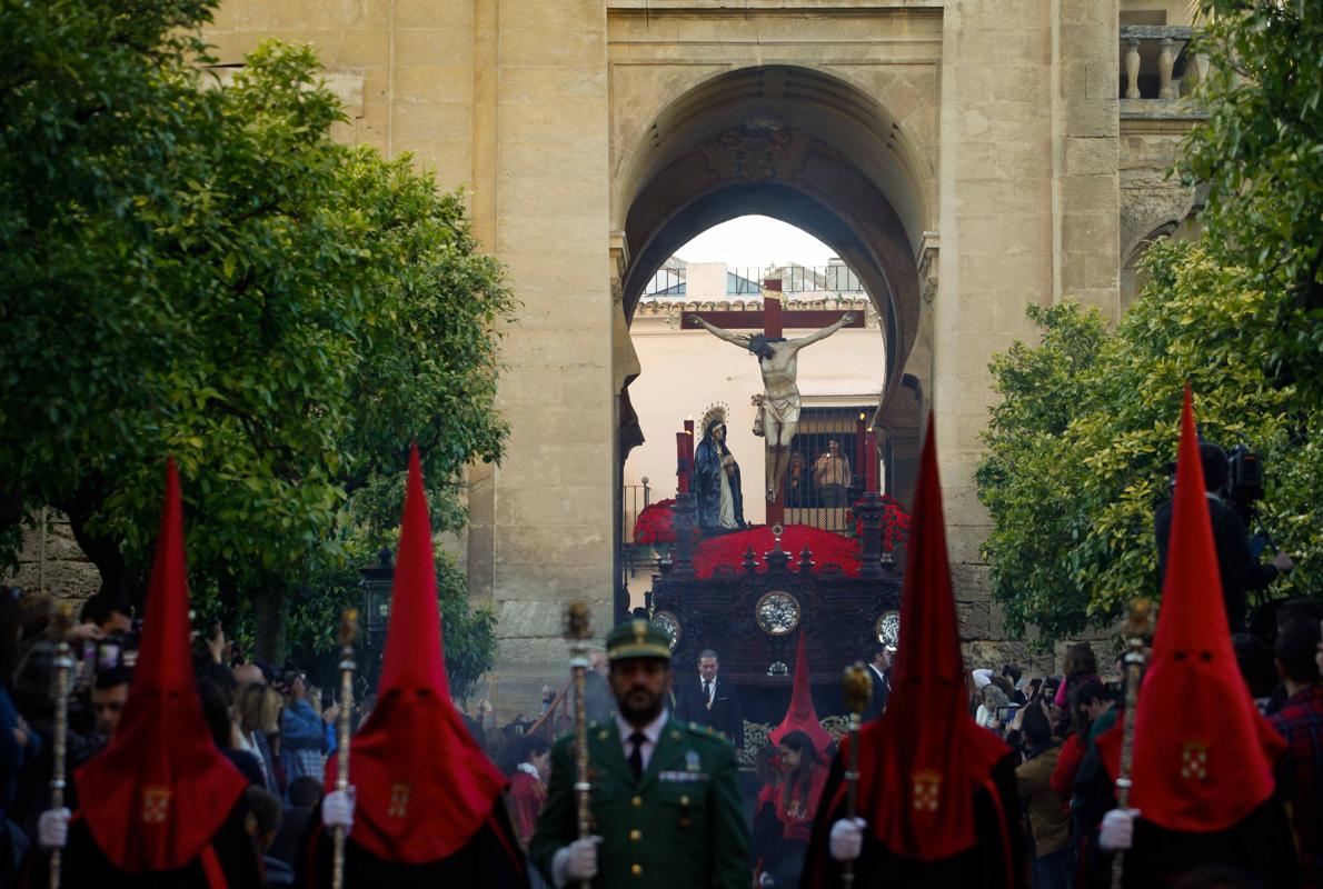 La hermandad de la Caridad en el Patio de los Naranjos