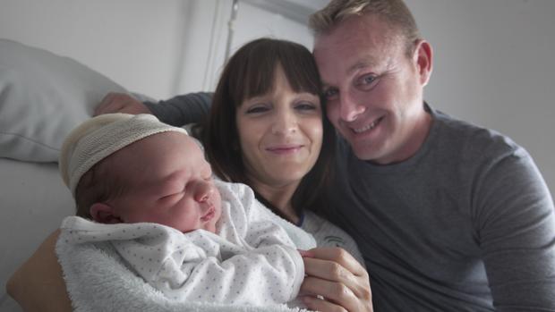 Sandra y José Antonio con el pequeño Álvaro en el Reina Sofía