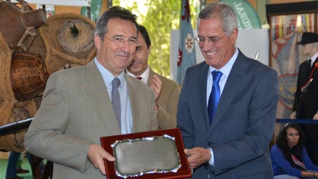 Antonio Arévalo, presidente de Dehesas Cordobesas, recibe una distinción en la Feria Agroganadera de 2015